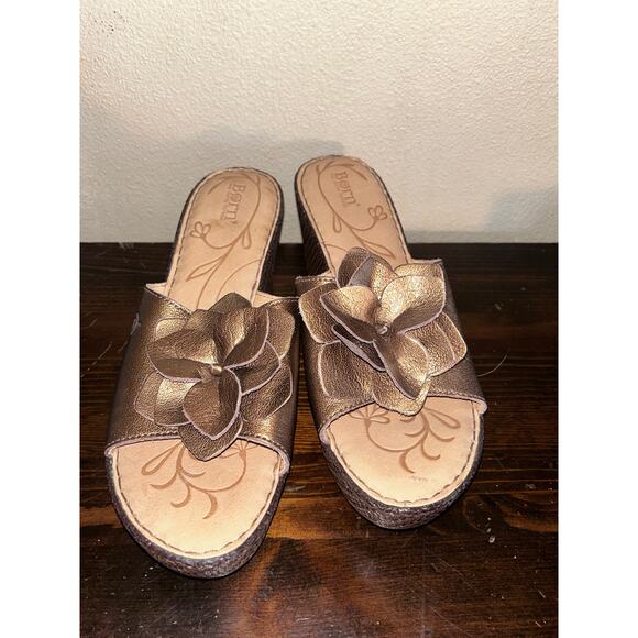 BORN Annette Festival Casual Summer Bronze Metallic Floret Slide Wedge Shoes - Picture 1 of 8